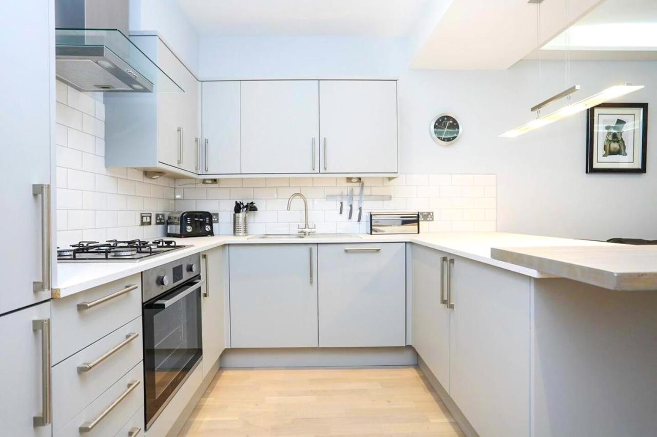 Ultra Modern, Stylish Apartment Next To Princes St Edinburgh Exterior photo